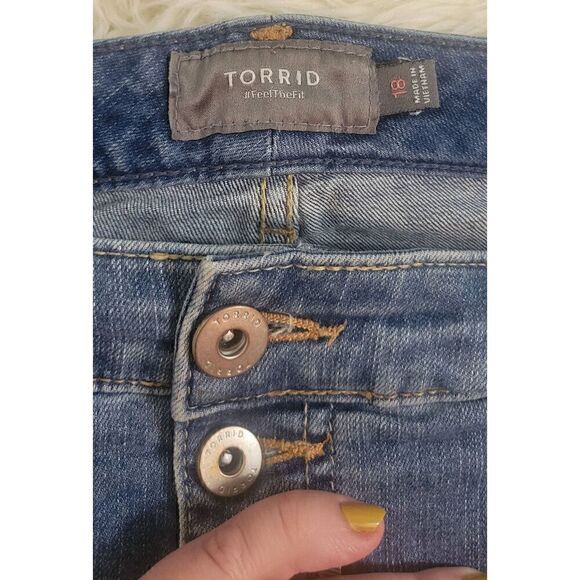 Torrid Feel the Fit Size 18 Distressed Denim Button Up Shorte - Picture 3 of 4